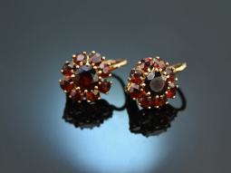 Around 1990! Classic garnet earrings in 8ct gold