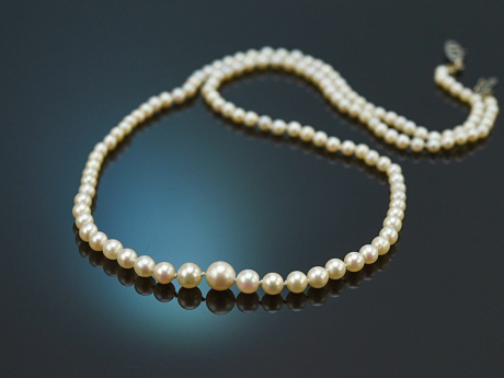 Around 1930! Delicate Akoya cultured pearl necklace in gradient with 585 white gold clasp