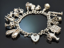 London um 1970! Sch&ouml;nes Bettelarmband mit 13 Charms...