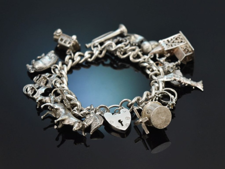 England um 1970! Schickes Bettel Armband mit 17 Charms und Herzschlie&szlig;e Sterlingsilber