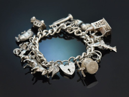 England um 1970! Schickes Bettel Armband mit 17 Charms...
