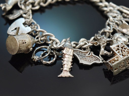 England um 1970! Schickes Bettel Armband mit 17 Charms...