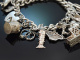 England um 1970! Schickes Bettel Armband mit 17 Charms und Herzschlie&szlig;e Sterlingsilber
