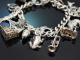 England um 1970! Schickes Bettel Armband mit 17 Charms und Herzschlie&szlig;e Sterlingsilber