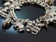 England um 1970! Schickes Bettel Armband mit 17 Charms und Herzschlie&szlig;e Sterlingsilber