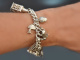 England um 1970! Schickes Bettel Armband mit 17 Charms und Herzschlie&szlig;e Sterlingsilber