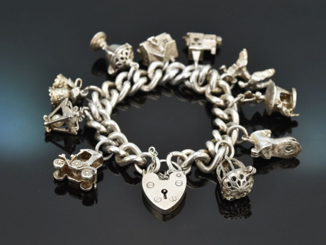 Birmingham 1973! Schweres englisches Bettelarmband mit 10 Charms und Herzschlie&szlig;e aus Silber 925