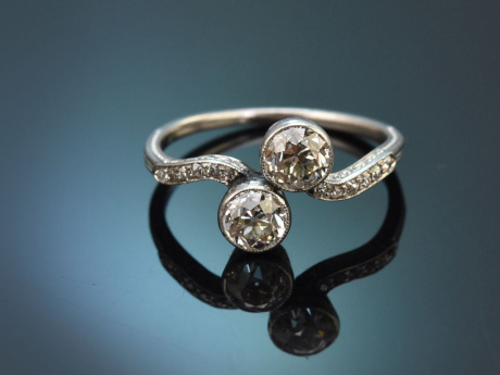 Berlin around 1910! Toi et Moi ring with old-european-cut diamonds in platinum