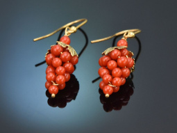Italy around 1970! Pretty grape earrings made of precious...