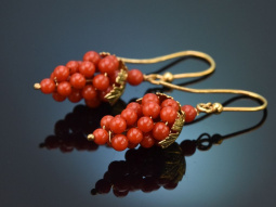 Italy around 1970! Pretty grape earrings made of precious...