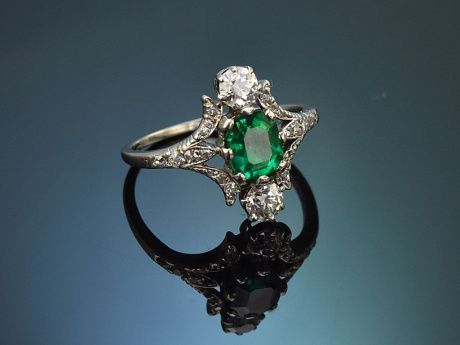 Around 1915! Antique ring with Colombian emerald and diamonds set in platinum