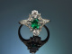 Around 1915! Antique ring with Colombian emerald and diamonds set in platinum
