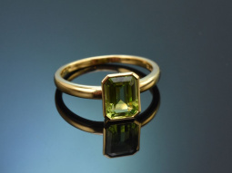 Timeless design ring with peridot in 750 gold