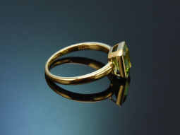 Timeless design ring with peridot in 750 gold