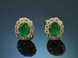 Classic emerald earrings with diamonds in 750 gold