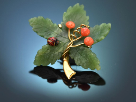 Munich around 1955! Leaf brooch with lucky beetle made of jadeite coral and 750 gold