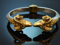 Um 1980! Schicker Armreif mit Widderk&ouml;pfen aus...