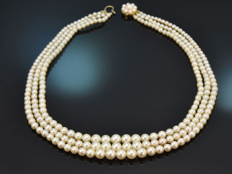 England um 1973! Klassische 3reihige Akoya Zuchtperlen Kette mit Goldschlie&szlig;e 375