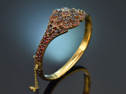 Bohemia around 1900! Beautiful garnet bangle made of...