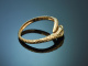 Um 1980! Zarter Schlangenring mit Diamanten und Smaragden aus Gold 585