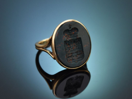 Around 1910! Historic engraved coat of arms signet ring with heliotrope in 585 gold