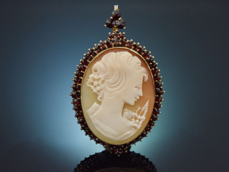 M&uuml;nchen um 1980! H&uuml;bscher Kamee Broschen Anh&auml;nger mit Granat aus vergoldetem Silber