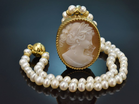 Um 1980! Sch&ouml;nes Zuchtperlen Collier mit Kamee Anh&auml;nger aus vergoldetem Silber
