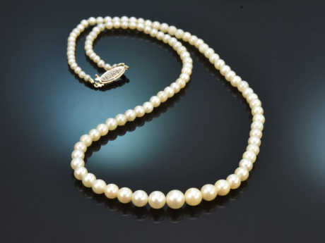 Circa 1950! Delicate Akoya cultured pearl necklace with diamond clasp, 750 white gold