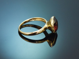 Aus unserer Werkstatt! Design Ring mit brombeerfarbenem...