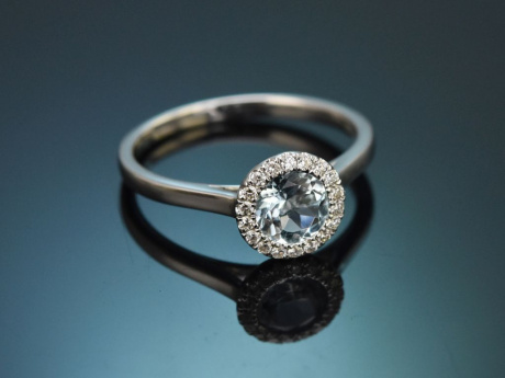 Delicate aquamarine ring with diamonds in 585 white gold