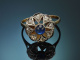 Circa 1915! Antique ring with Ceylon sapphire and diamonds set in 18-carat gold and platinum