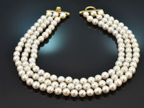 Classy Pearls! Elegant three-strand cultured pearl necklace with clasp in 925 gold-plated silver