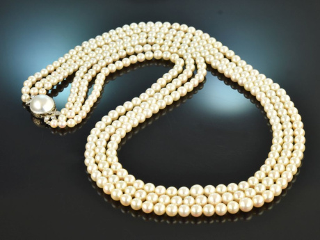 Around 1960! A exquisite 3-strand long Akoya pearl necklace in a gradient of 585 gold