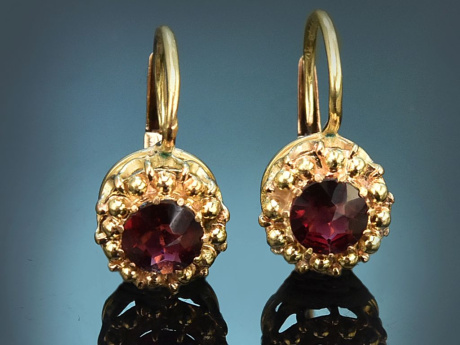 Vienna, circa 1965! Pretty garnet earrings in 585 gold