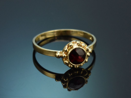 Vienna, circa 1965! A lovely garnet ring in 585 gold
