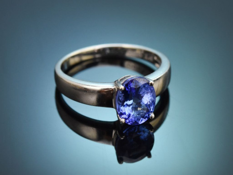 Munich, circa 1990! A fine tanzanite ring in 950 platinum