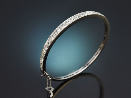 Circa 1950! An elegant bangle set with ca. 3.2 ct Old European Cut diamonds, in 750 white gold