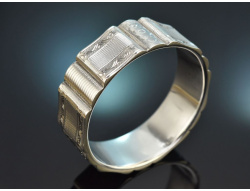 Circa 1930! Beautiful bangle with a guilloch&eacute;...