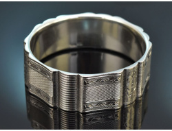 Circa 1930! Beautiful bangle with a guilloch&eacute;...