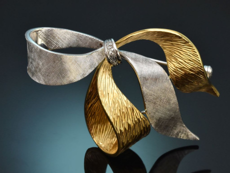 Um 1965! Gro&szlig;e Schleifen Brosche mit Diamanten von Louis Fiessler aus Gold 750