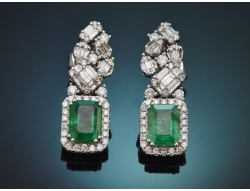Festive emerald and diamond earrings in 750 white gold