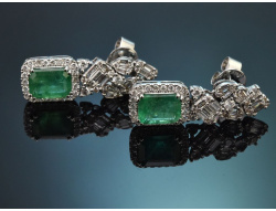 Festive emerald and diamond earrings in 750 white gold