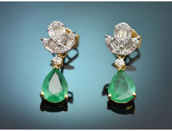 Classic diamond earrings with emerald teardrops in 750...