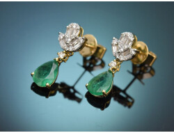 Classic diamond earrings with emerald teardrops in 750...