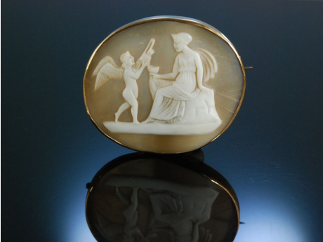Antike Muschel Gemmen Brosche Kamee Amor kredenzt seiner Mutter Venus Wein Italien um 1860 cameo brooch