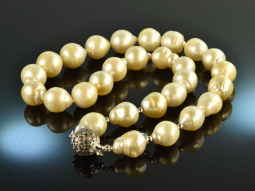 Goldene S&uuml;dsee Perlen! Edle Zuchtperlen Kette mit Wei&szlig; Gold 750 und Brillanten