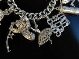 Bettelarmband England um 1973 16 Charms 78,5 Gramm Charm Bracelet