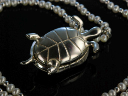 Tricky Turtle! Lange Zuchtperlen Kette Silber...