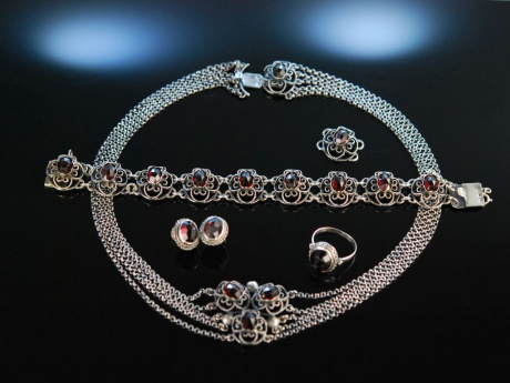 Fein zur Tracht! Kette Armband Ring und Ohrringe Granate Silber Österreich um 1950