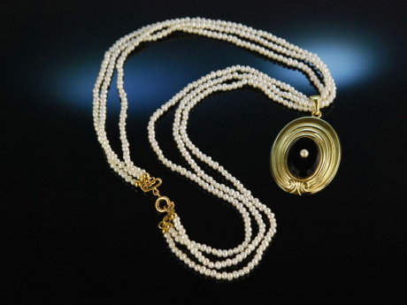 Onyx und Perlen! Antiker Anh&auml;nger vergoldet mit 3reihiger Zuchtperlenkette